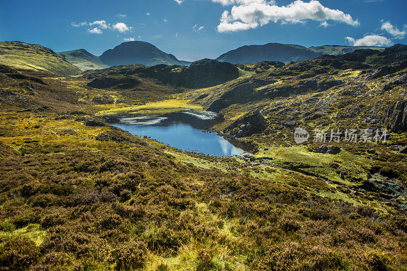 英国乡村的湖景