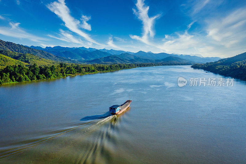 一艘老挝船只在老挝无人机拍摄的湄公河上巡航