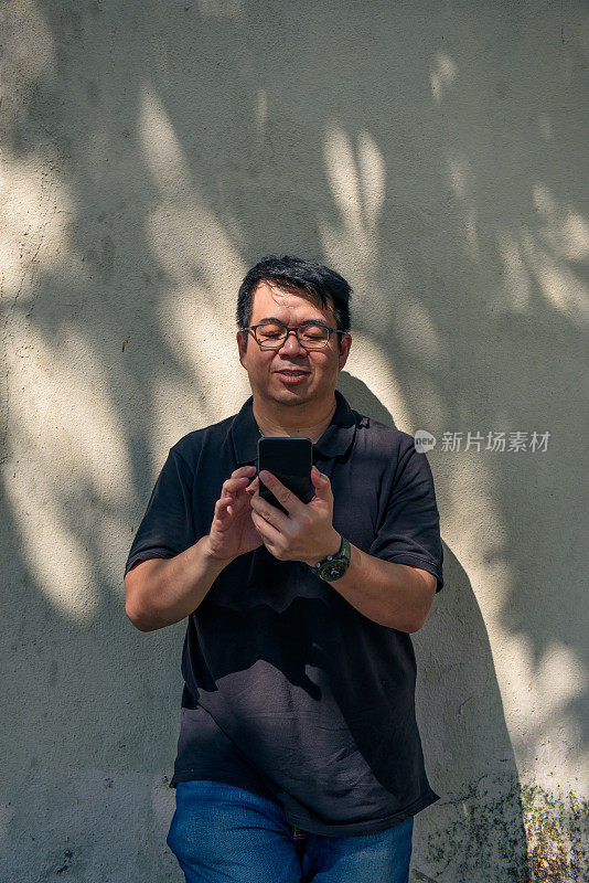 亚洲男人使用手机