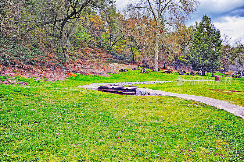黄金发现州立公园草坪小径和野餐桌