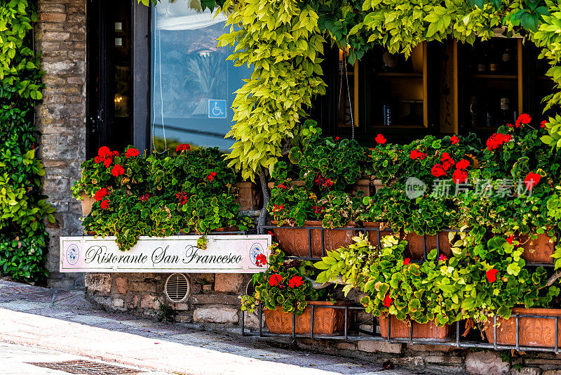 意大利翁布里亚的历史小镇，夏日街道上的餐馆招牌