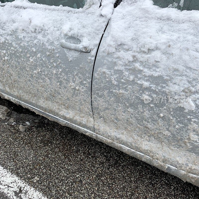 暴风雪过后，汽车旁边的雪