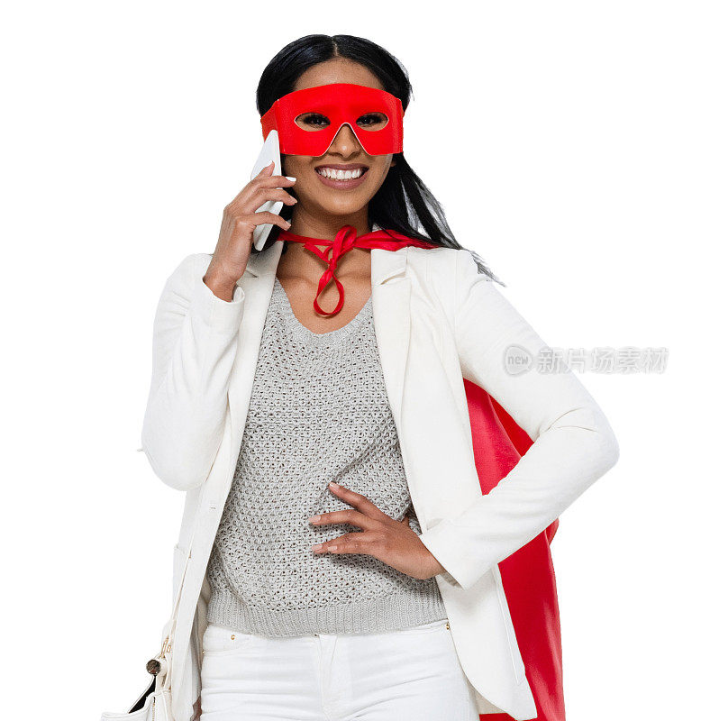拉丁美洲和西班牙裔女性女超人在白人背景前穿着服装，拿着钱包和使用手机