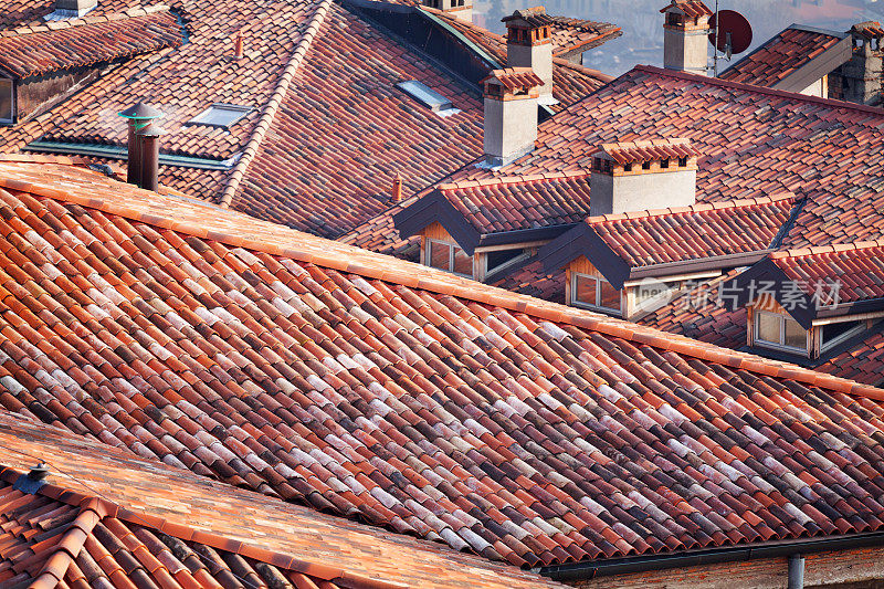 从空中俯瞰贝尔加莫阿尔塔城的旧屋顶和屋顶瓦