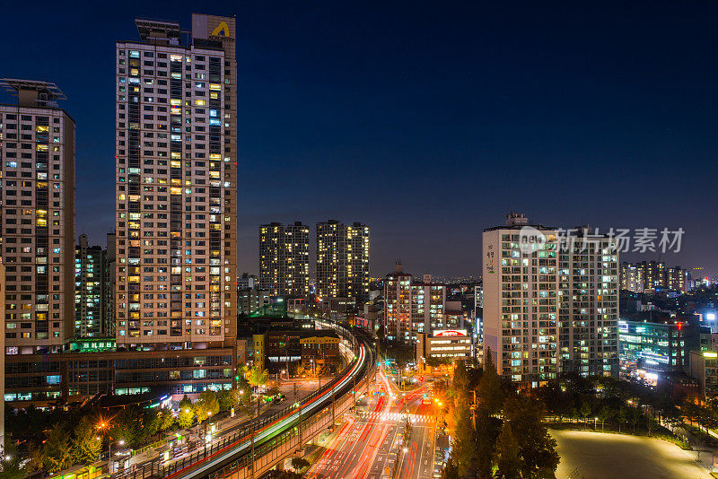 首尔火车交通未来的高层城市景观夜城韩国