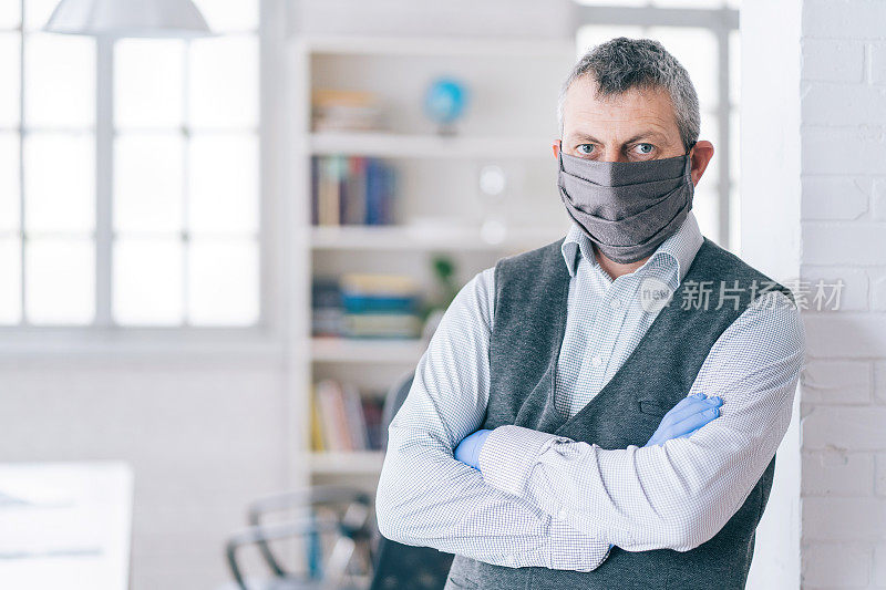 商人在办公室使用口罩冠状病毒