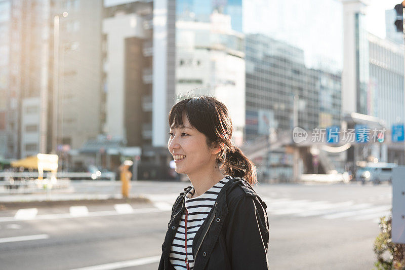 真实的亚洲女性户外肖像