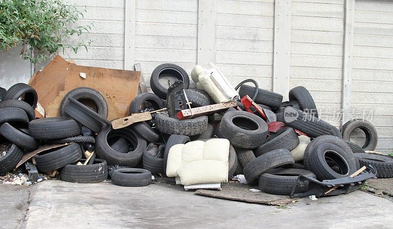 废弃轮胎和垃圾，乱倒