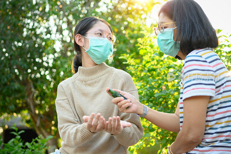 年轻的亚洲家庭戴上防护口罩，防止全球突发卫生事件Covid-19的传播