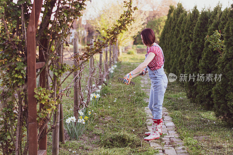 花园里的女人