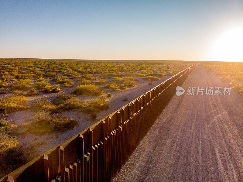 无人机拍摄的国际边境墙沿德克萨斯州，新墨西哥边境和墨西哥