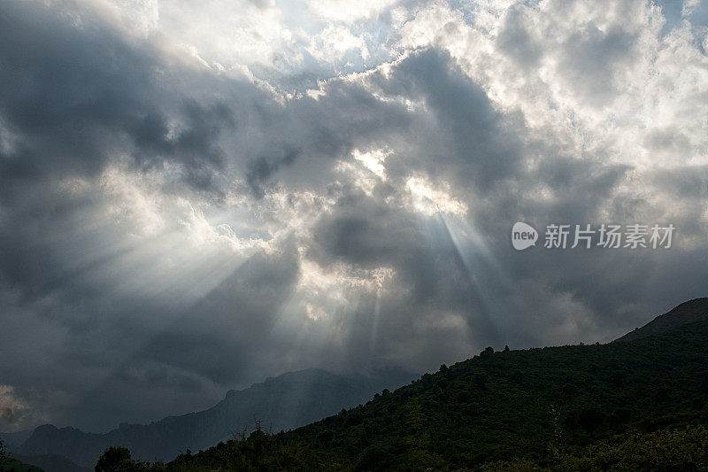 夕阳伴着一线光芒，穿过云雾