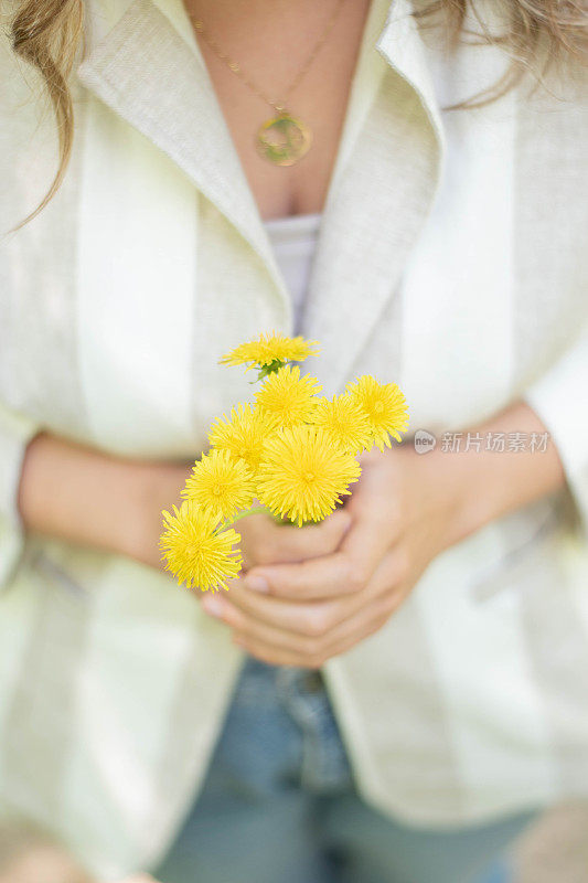 年轻迷人的漂亮女人拿着花