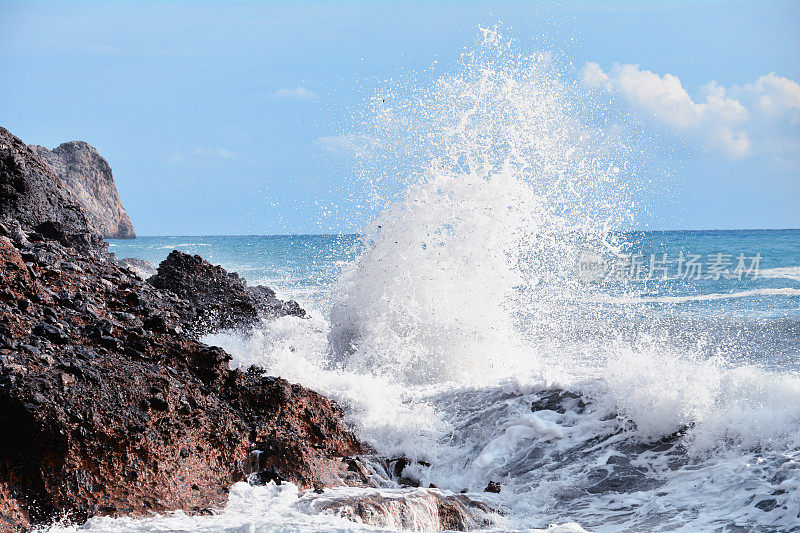 海浪撞击岩石，水花飞溅