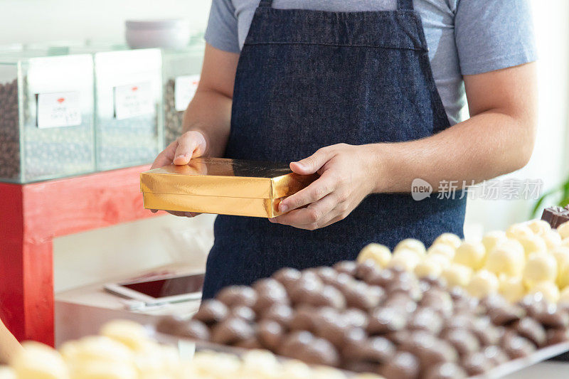 在巧克力店包装各种巧克力的员工