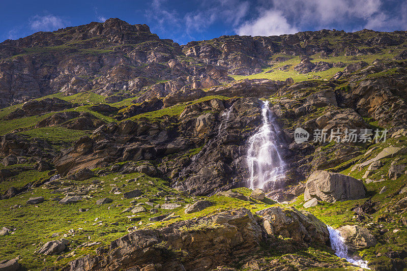 田园诗般的瀑布，瀑布般的风景-大天堂阿尔卑斯山-意大利