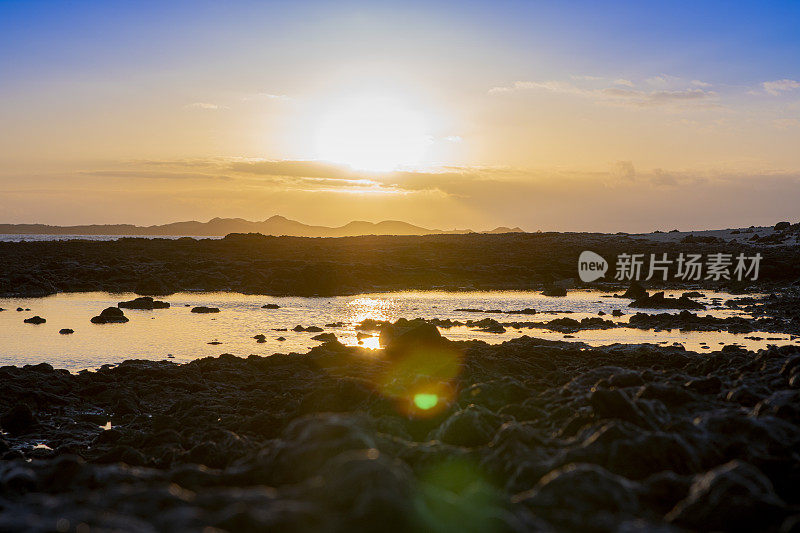 科拉雷霍海滩日出，兰萨罗特岛的地平线-富埃特文图拉