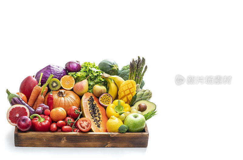 各种蔬菜和水果装在木箱里，白色隔离