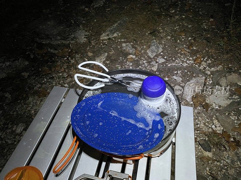 晚上打扫营地的炊具