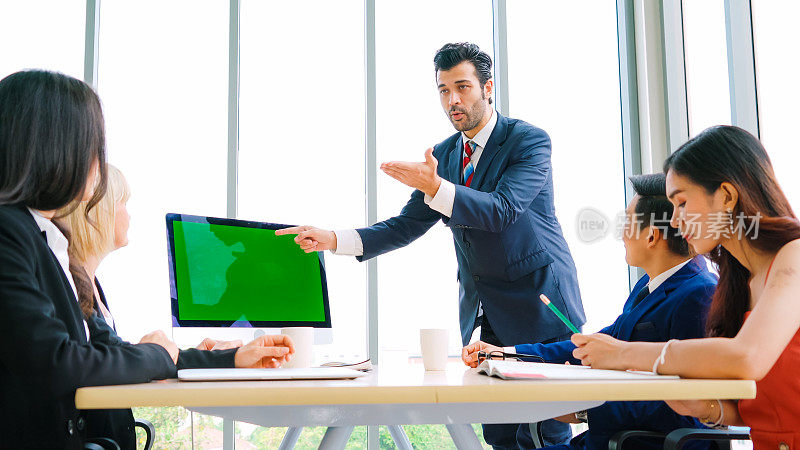 商务人士在会议室用绿屏