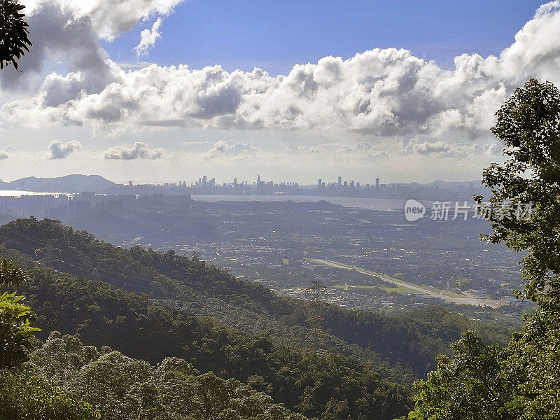 深圳天际线下的云从大帽山，香港