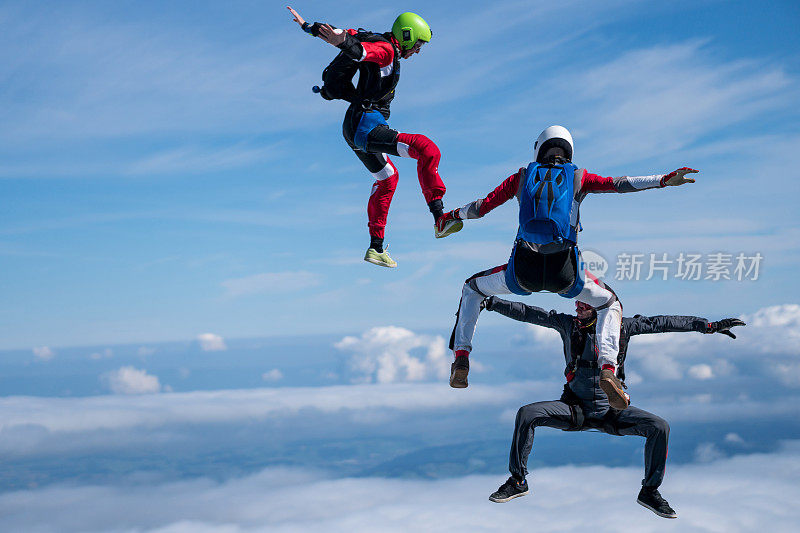 自由落体者在山景之上翱翔