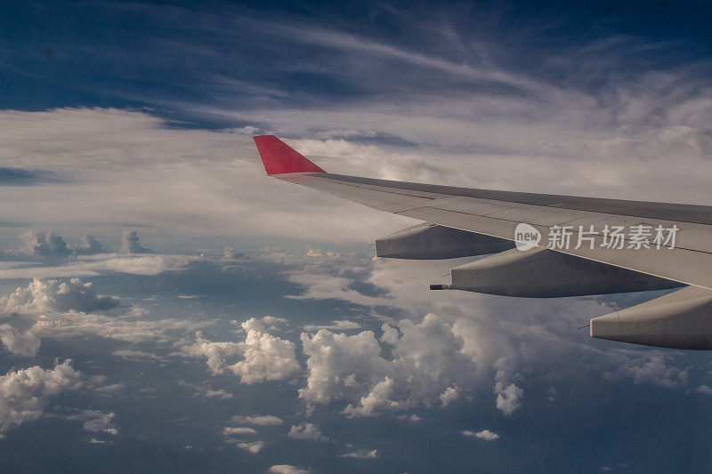 飞机风上的日出天空背景。飞机的成分。航空运输。乘飞机旅行。旅行——形象
