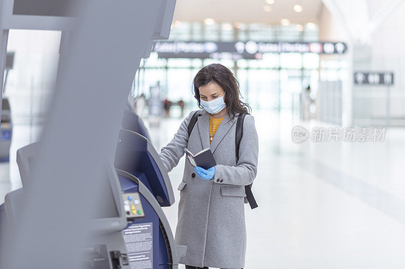 一位女士在机场登记服务台输入她的护照信息