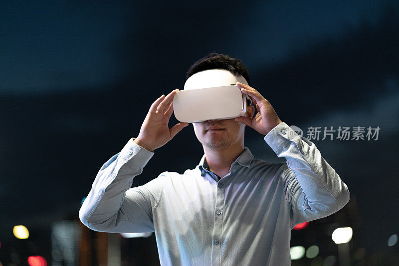 中年男子在夜空中戴着虚拟现实模拟器