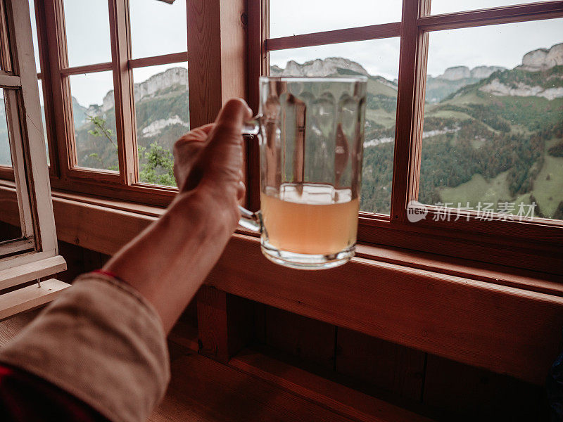 女人在小木屋里喝啤酒的观点