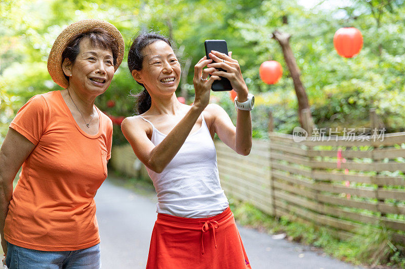 母女俩欣赏着日本的乡村风光