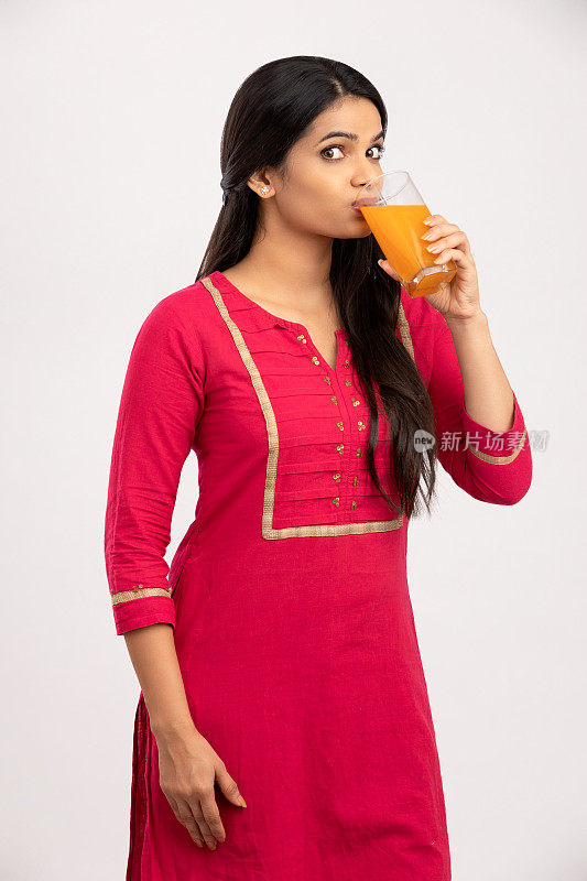 喝橙汁的漂亮印度姑娘