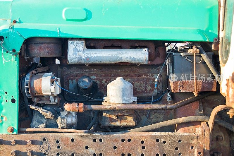 肮脏的旧柴油发动机。把船从海里拖出来的拖拉机。