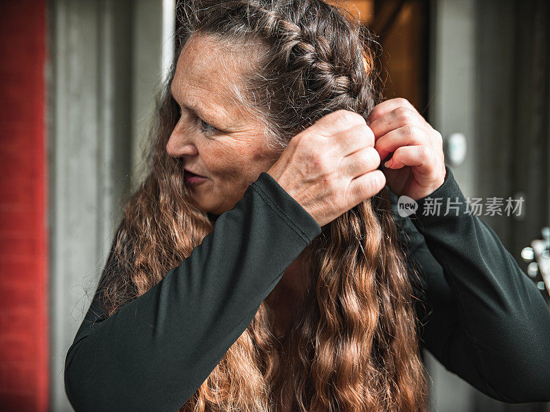 一个女人在弄她的长发