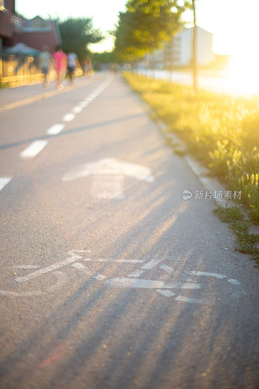 在柏油路上画的自行车道符号