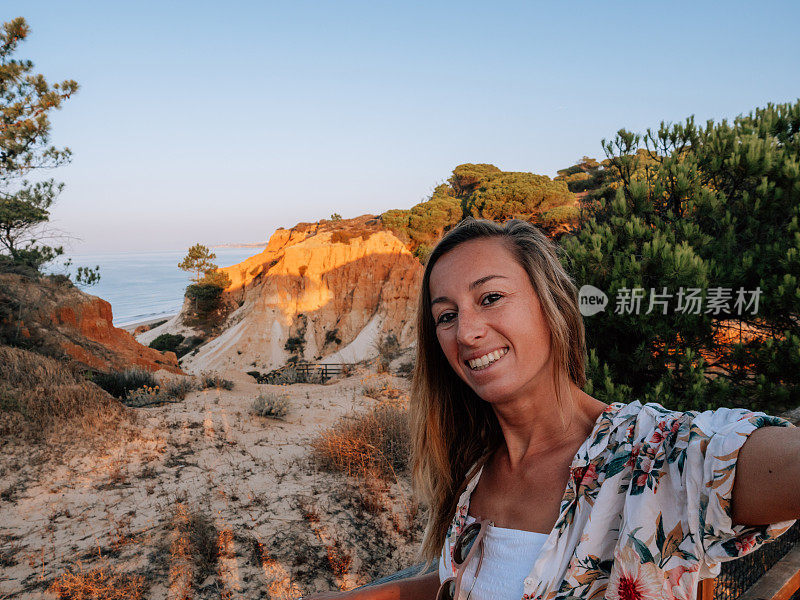 女人在葡萄牙海滩自拍，海景