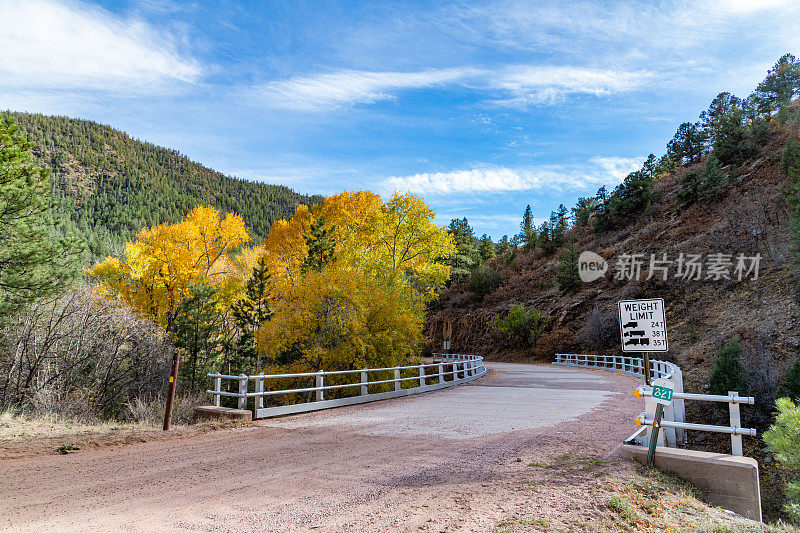 秋天在狭窄，崎岖的泥土路通过落基山峡谷