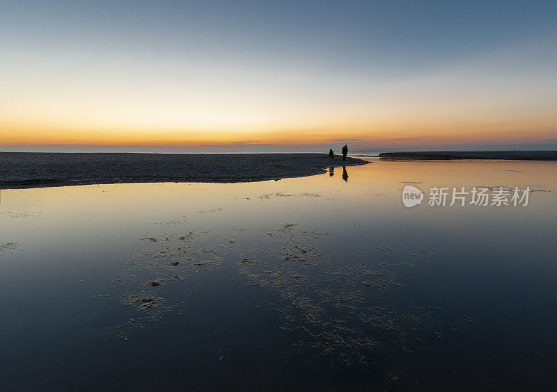 在坎基亚河口的一对夫妇