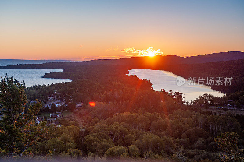 美国密歇根州铜港布罗克威山瞭望台上的芬妮湖的日出景色