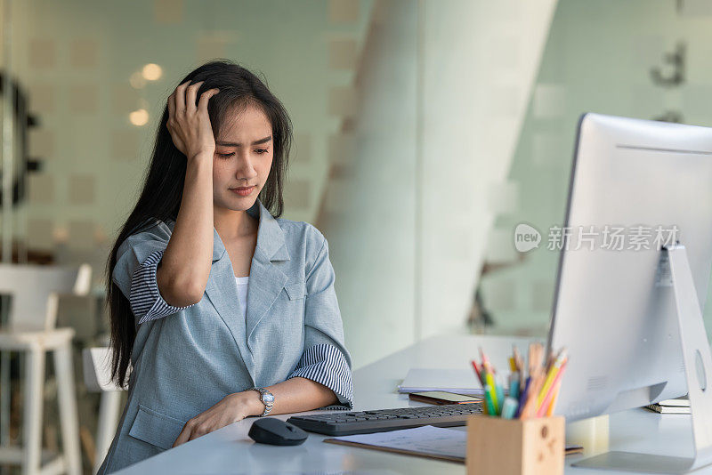 亚洲女商人在办公室遇到问题时会感到压力。