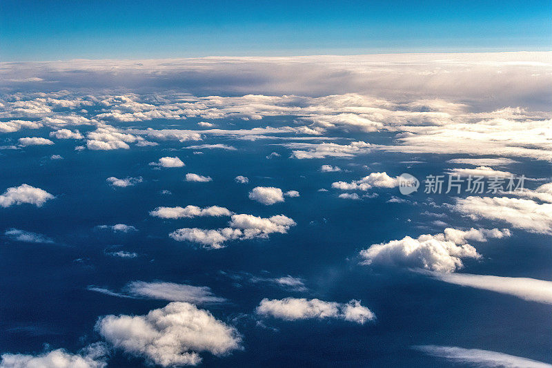从商业飞机上看到的云朵