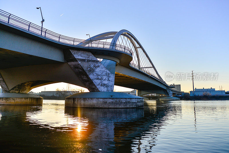 明尼阿波利斯市的密西西比河沿岸，靠近洛瑞大道大桥