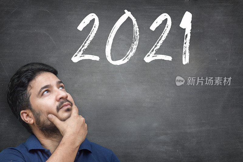 在黑板上展望2020年目标的人