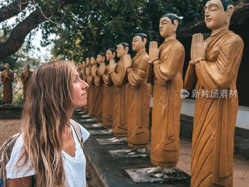 在斯里兰卡参观寺庙的妇女