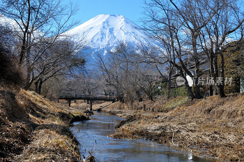 从山梨县的大野村看富士山的冬天