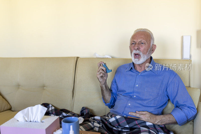 一位有呼吸问题的老人正在服用治疗哮喘的药物。