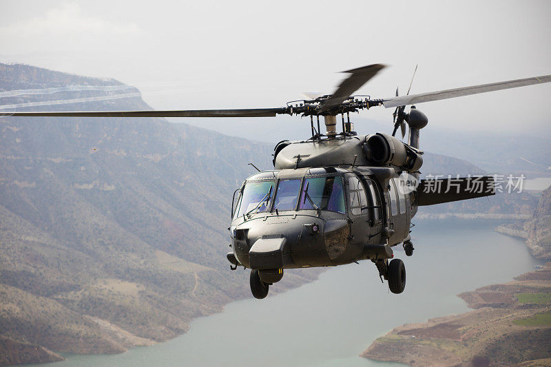 UH-60黑鹰军用直升机正在飞行