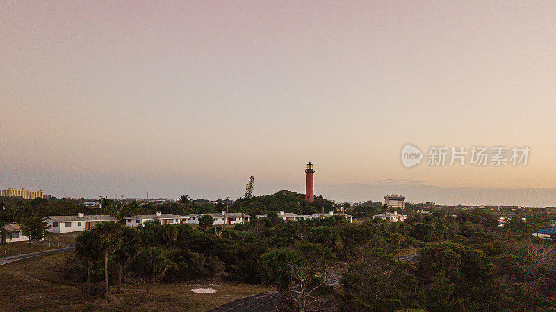 2021年，佛罗里达州木星日落时的红木星灯塔的穆迪鸟瞰图