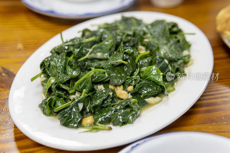 餐厅里的油炸蔬菜