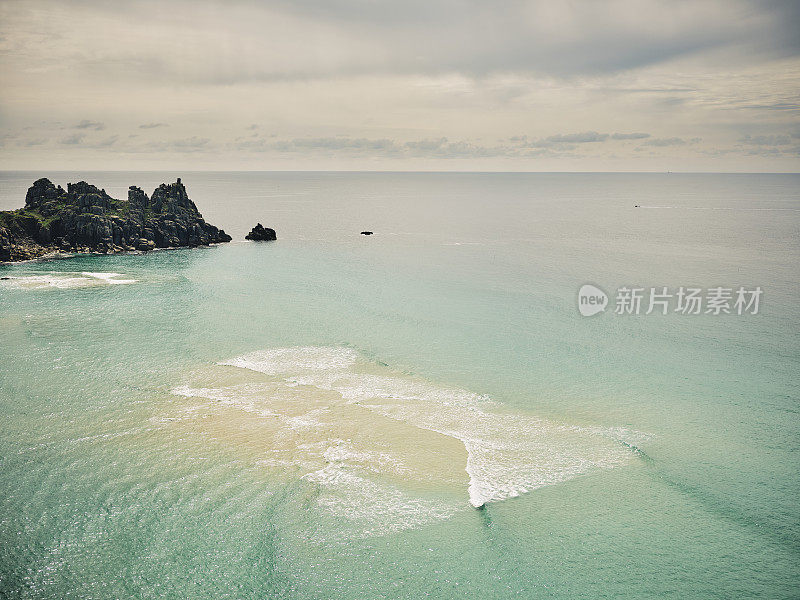 6月的一天，在波思科诺附近的康沃尔，佩顿范德海滩的观点。